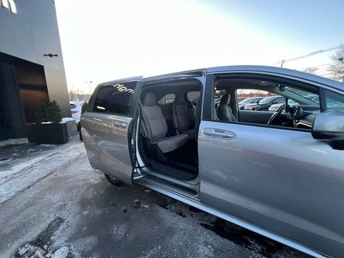 Used 2024 Toyota Sienna LE image 26