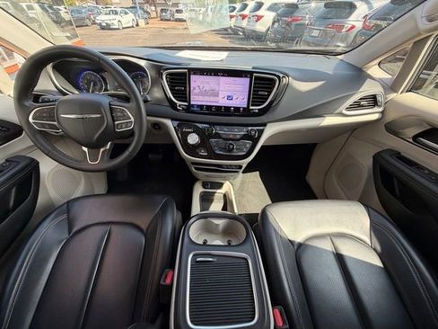 Used 2023 Chrysler Pacifica Touring-L FWD image 13