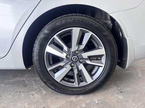 Used 2020 Nissan Versa SV FWD image 14