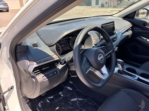 Used 2025 Nissan Altima 2.5 SV FWD image 35