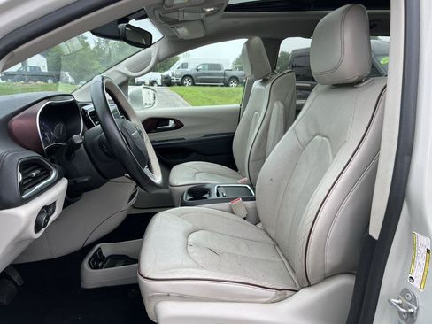 Used 2017 Chrysler Pacifica Limited FWD image 3