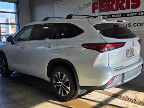 Used 2022 Toyota Highlander XLE image 3