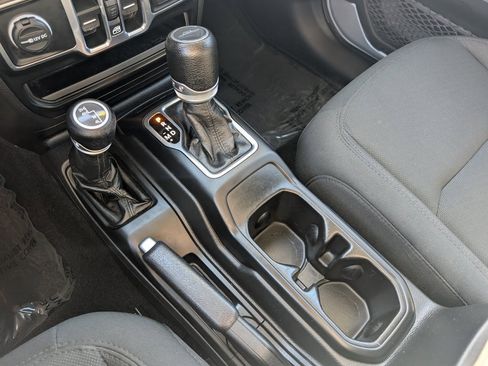 Used 2022 Jeep Gladiator Willys image 16