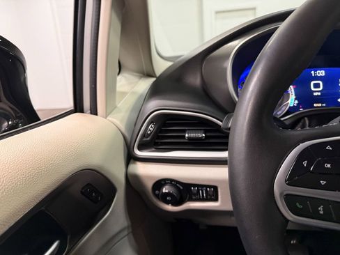 Used 2024 Chrysler Pacifica Touring-L image 79