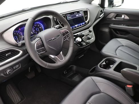Used 2025 Chrysler Pacifica Select FWD image 13