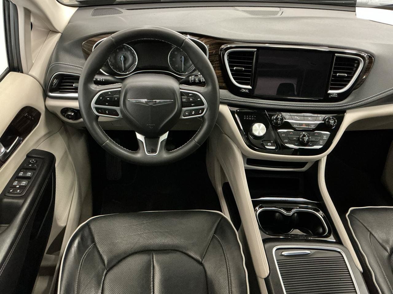 Used 2023 Chrysler Pacifica Limited FWD image 18