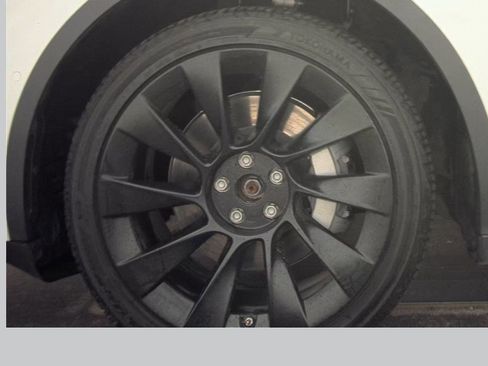 Used 2022 Tesla Model Y Long Range image 10