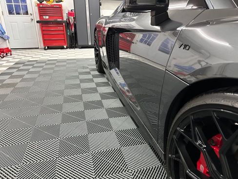 Used 2018 Audi R8 V10 w/ Premium Package image 15