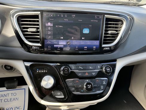 Used 2023 Chrysler Pacifica Touring-L image 24