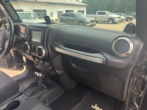 Used 2011 Jeep Wrangler Unlimited Rubicon w/ Connectivity Group AWD/4WD image 40