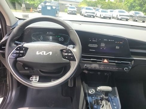 Certified 2025 Kia Niro EX Touring FWD image 11