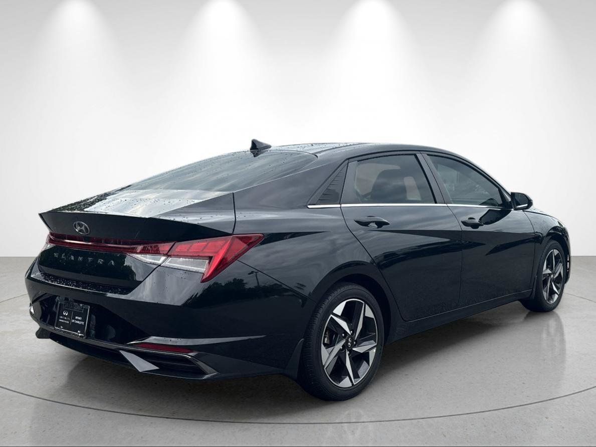 Used 2022 Hyundai Elantra SEL w/ Convenience + Premium Package FWD image 5