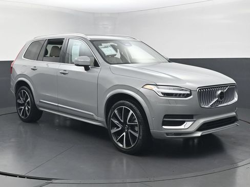 Used 2025 Volvo XC90 B5 Plus w/ Protection Package AWD/4WD image 5