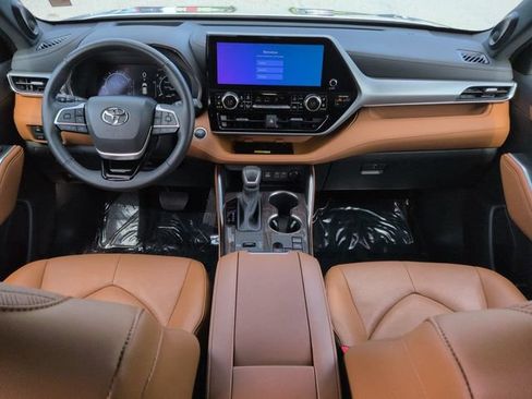 Certified 2024 Toyota Highlander Platinum FWD image 15