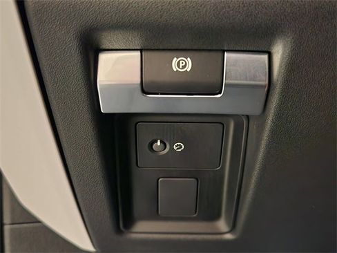 Used 2025 Land Rover Defender 110 X-Dynamic SE image 21