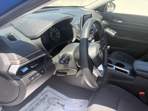 Used 2025 Nissan Altima 2.5 SV FWD image 19