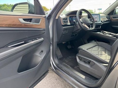 Used 2024 Volkswagen Atlas SE AWD/4WD image 15