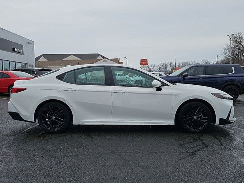 Used 2025 Toyota Camry SE image 7