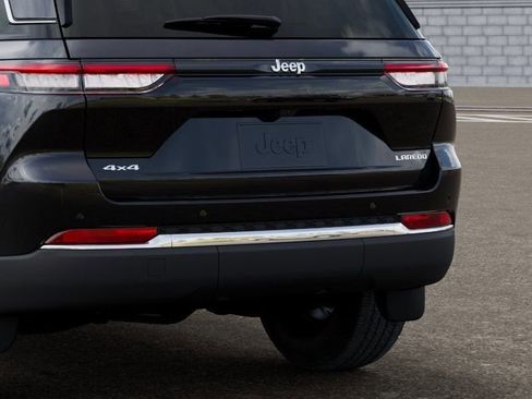 Used 2025 Jeep Grand Cherokee Laredo w/ MOPAR Finishing Package AWD/4WD image 13