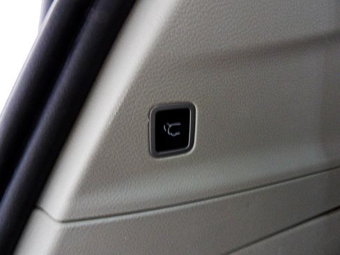 Used 2022 Chrysler Voyager LX FWD image 13