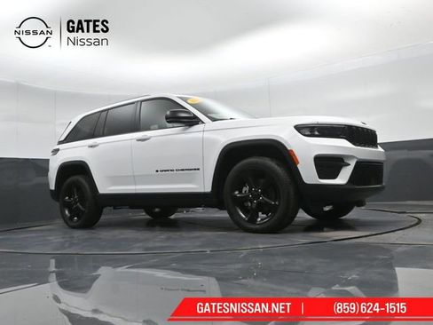 Used 2023 Jeep Grand Cherokee Altitude AWD/4WD image 38