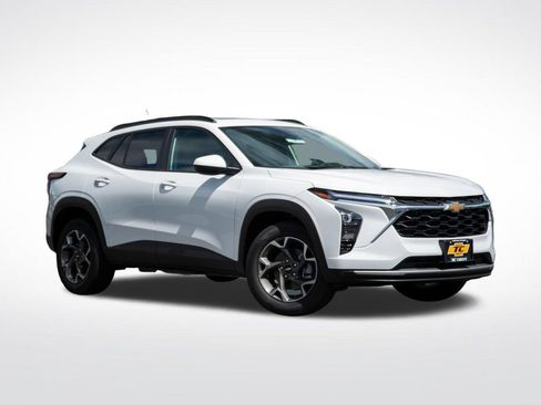 New 2026 Chevrolet Trax LT w/ Sunroof Package FWD image 3