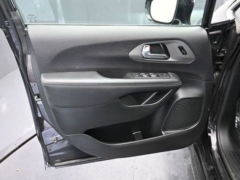 Used 2025 Chrysler Pacifica Select image 18