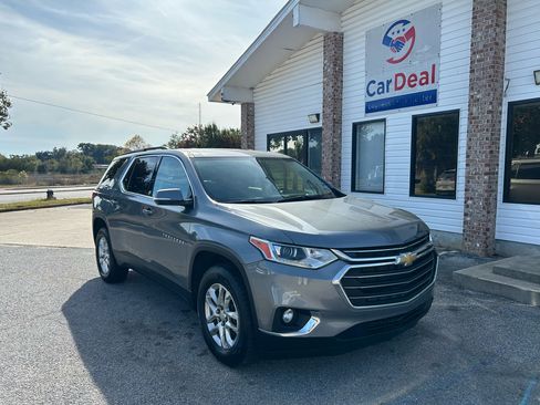 Used 2020 Chevrolet Traverse LT image 1