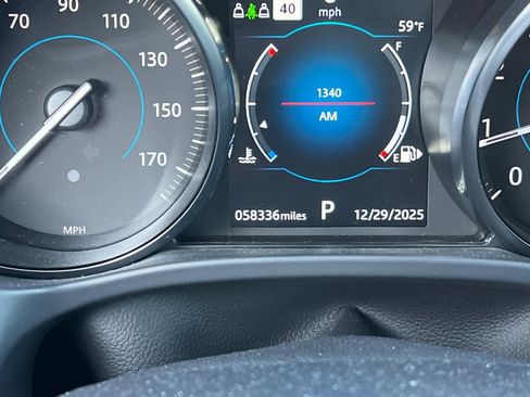 Used 2019 Jaguar F-PACE image 23