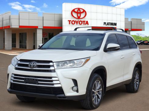 Used 2019 Toyota Highlander XLE image 2
