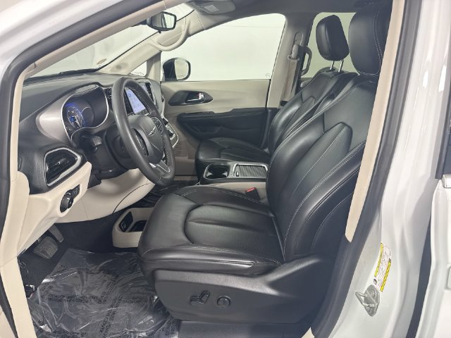 Used 2023 Chrysler Pacifica Touring-L FWD image 18