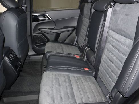 New 2026 Mitsubishi Outlander SE image 16