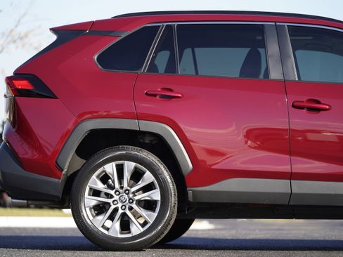 Used 2022 Toyota RAV4 XLE Premium image 5