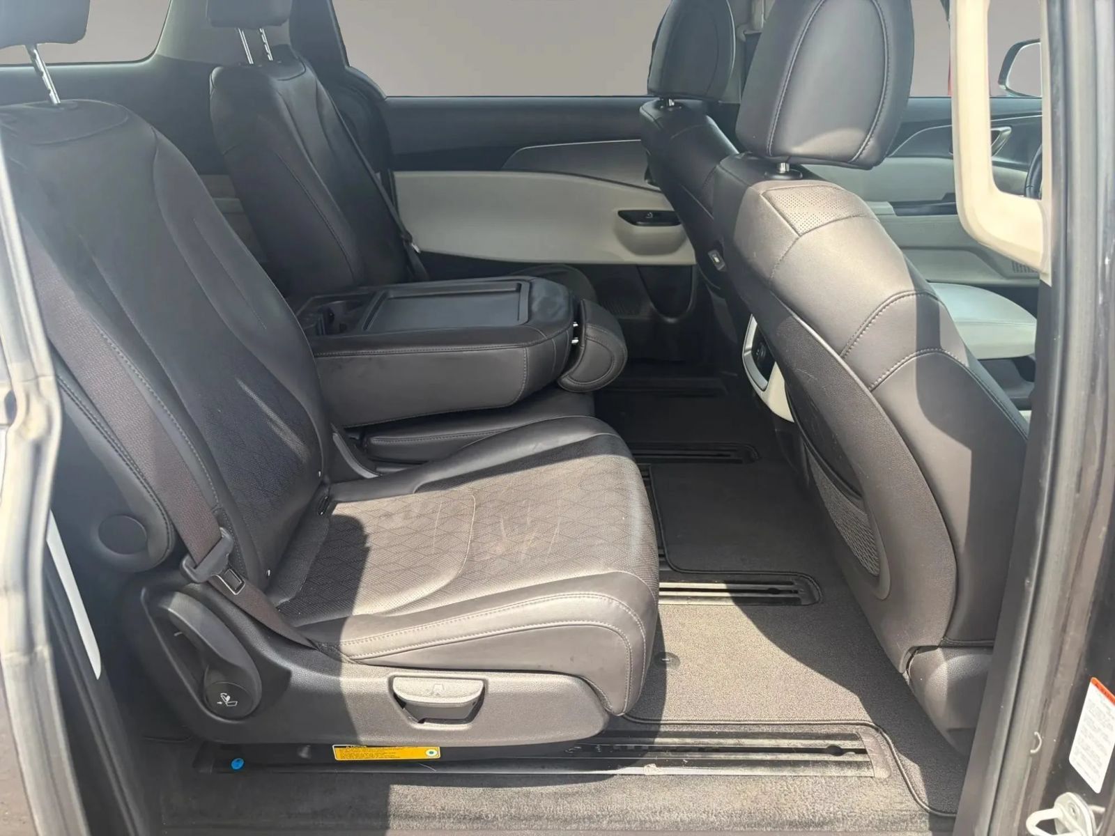 Used 2022 Kia Carnival LX FWD image 30
