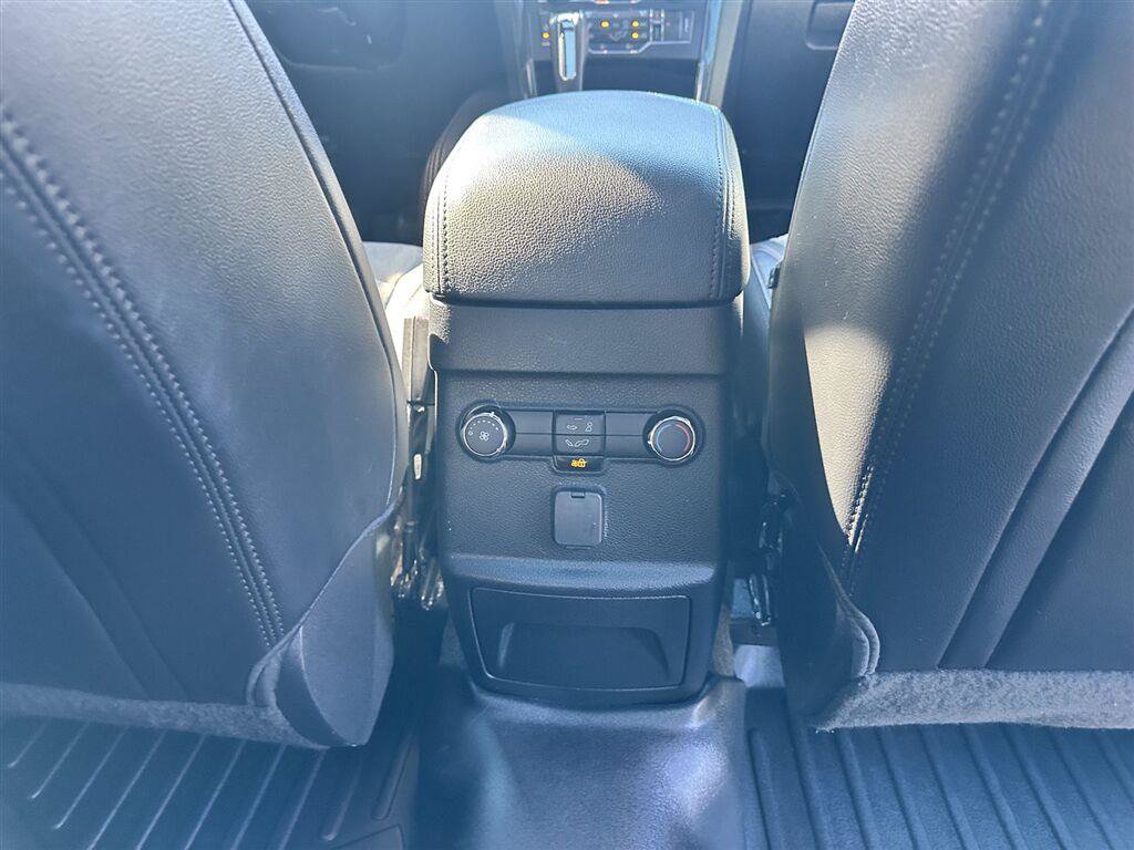 Used 2017 Ford Explorer XLT w/ Equipment Group 202A AWD/4WD image 13