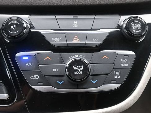 Used 2017 Chrysler Pacifica Touring w/ Tire & Wheel Group FWD image 31