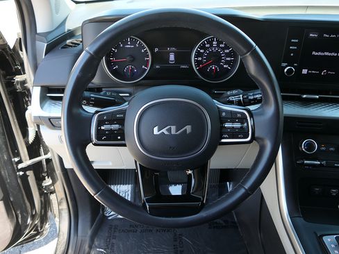 Used 2024 Kia Carnival LX FWD image 18