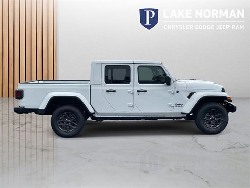 New 2025 Jeep Gladiator Sport image 10