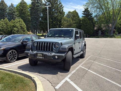 Used 2024 Jeep Wrangler Unlimited Sport AWD/4WD image 2
