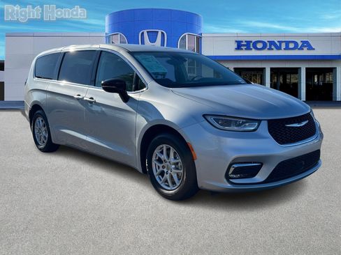 Used 2024 Chrysler Pacifica Touring-L image 8
