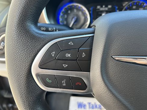 Used 2017 Chrysler Pacifica Touring w/ Tire & Wheel Group image 21