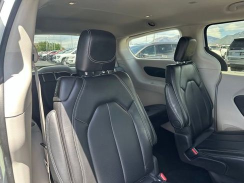 Used 2024 Chrysler Pacifica Touring-L FWD image 15