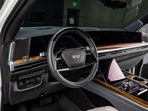 Used 2025 Cadillac Escalade ESV Sport Platinum w/ LPO, ONYX Package image 17