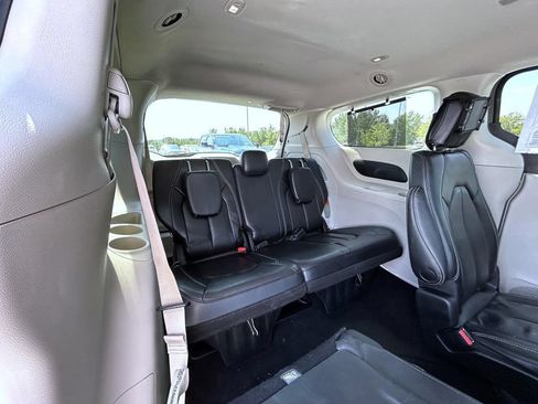 Used 2022 Chrysler Pacifica Touring-L FWD image 19