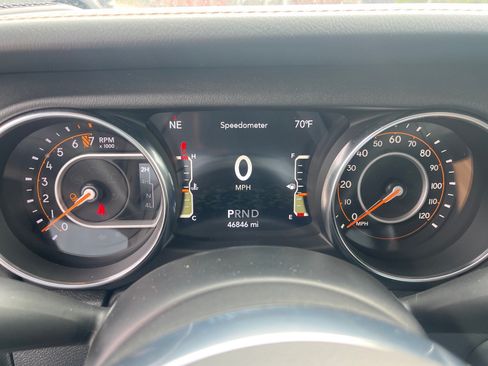 Used 2021 Jeep Gladiator Overland AWD/4WD image 9