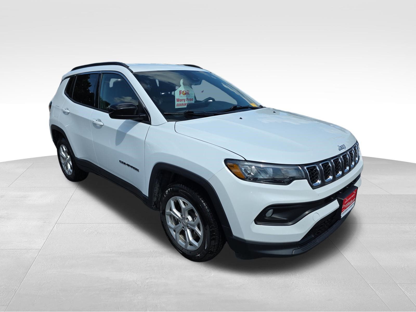 Used 2024 Jeep Compass Latitude AWD/4WD image 2