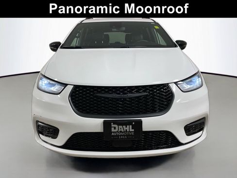 Used 2025 Chrysler Pacifica Limited FWD image 3