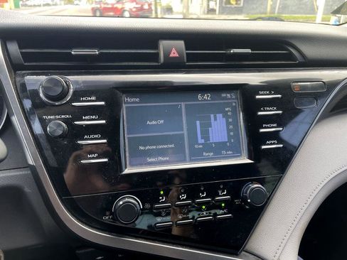 Used 2019 Toyota Camry LE image 4