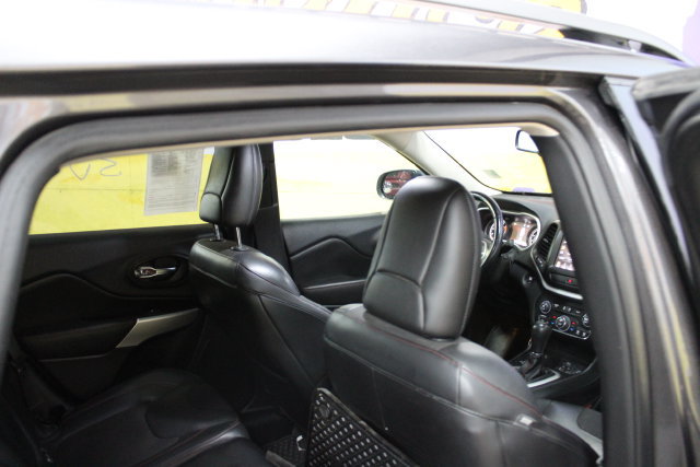 Used 2018 Jeep Cherokee Trailhawk w/ Comfort & Convenience Group AWD/4WD image 10