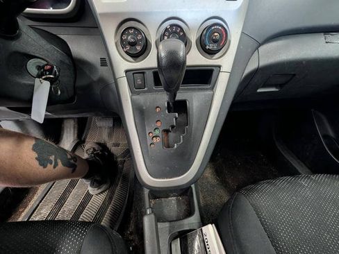 Used 2009 Pontiac Vibe w/ Preferred Package FWD image 31